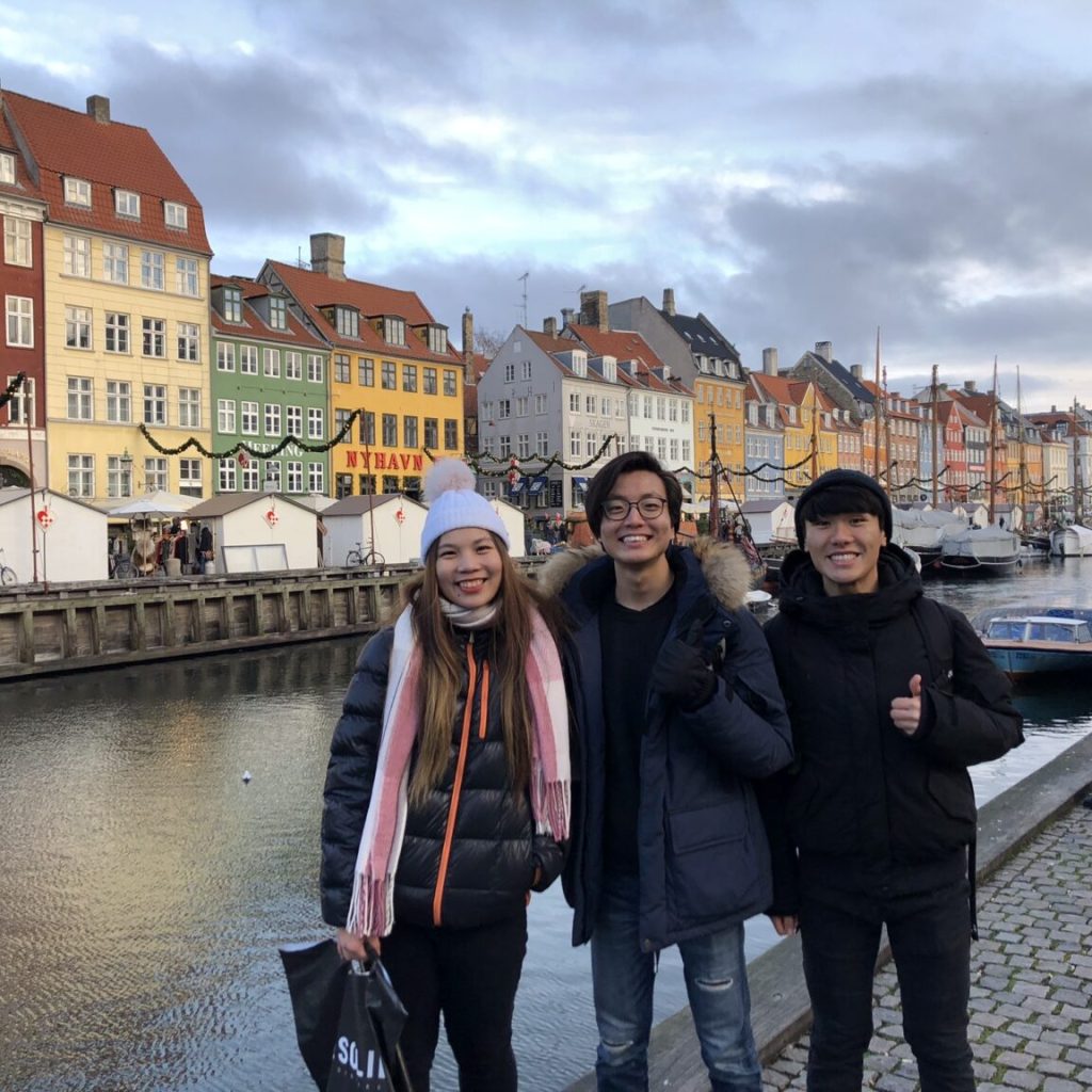 林宜萱(左一)選擇國際移動管道多元的義守大學就讀，實現海外留學的夢想。(義守大學提供)